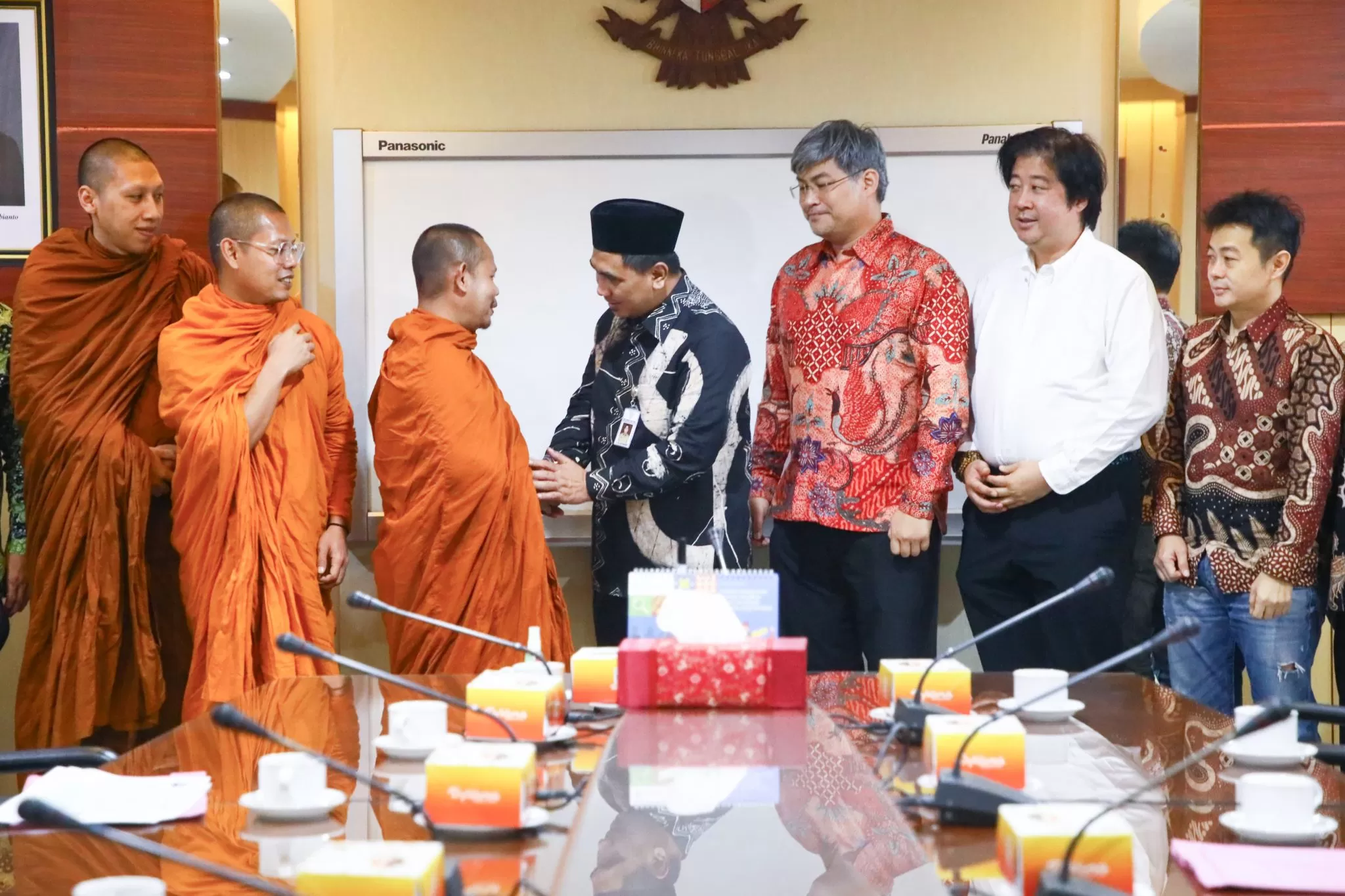 Gus Yasin sambut Bhante Thudong, wujud toleransi lintas agama sambut Waisak 2025 di Borobudur, Jawa Tengah. 