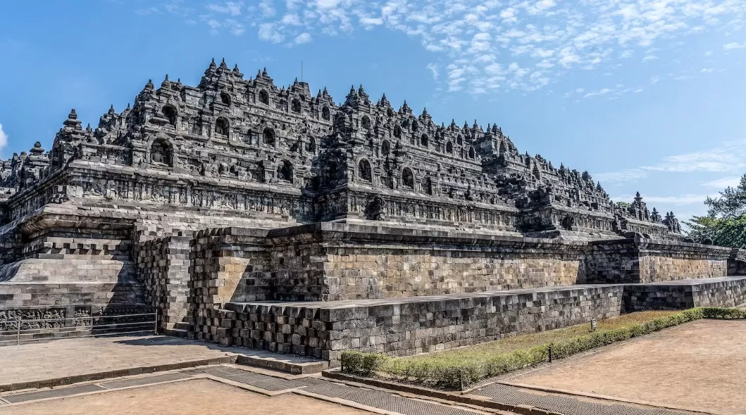Foto penampakan Candi Borobudur - Candi Borobudur menjadi salah satu situs sejarah yang identik dengan perayaan Hari Raya Waisak. (freepik/wirestock)