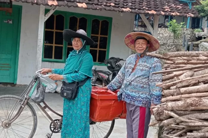 Pasangan penjual bakso, Sumarno Dirjo Romentu dan Sukarti yang berangkat Haji 2025. (Dok. Kemenag RI)
