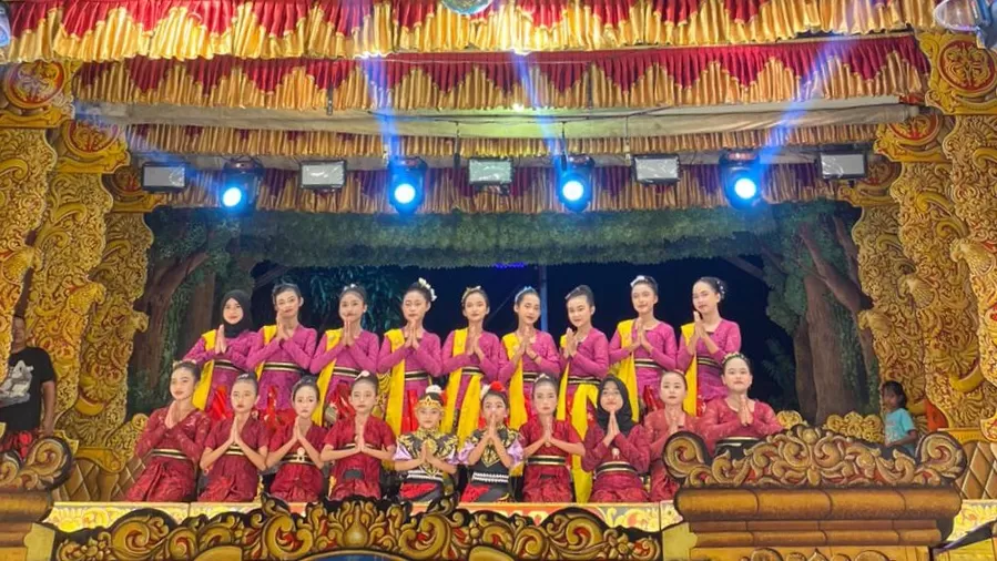 Sanggar Bale Dolan asuhan Wahyuni tampilkan tarian Candik Ayu dan Orek-Orek di Festival Nginguk Githok malam ini di Sekararum.