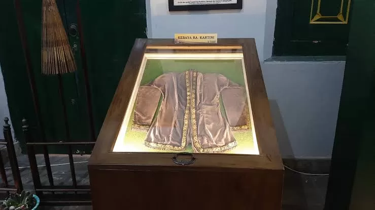 Koleksi kebaya dan stempel RA Kartini dari Rembang tampil di Museum Nasional, soroti peran perempuan dalam sejarah Indonesia.