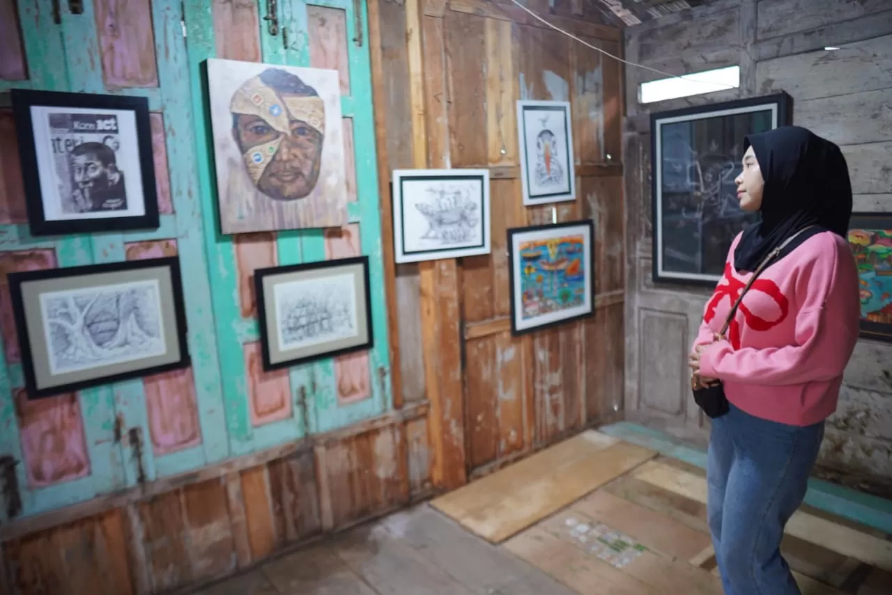 Pameran lukisan &ldquo;Gegayuhan&rdquo; hadir di gudang tembakau Sekararum, Rembang. Seni bertemu rakyat, memaknai harapan dalam ruang sederhana.