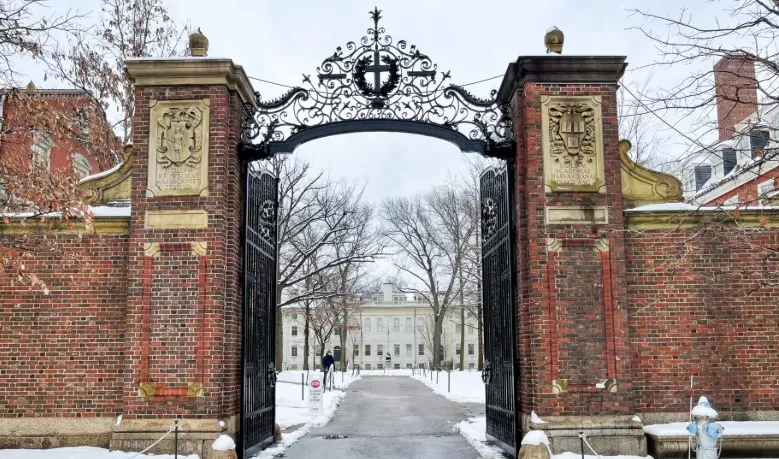 Foto gerbang Harvard University. (x.com/Harvard)