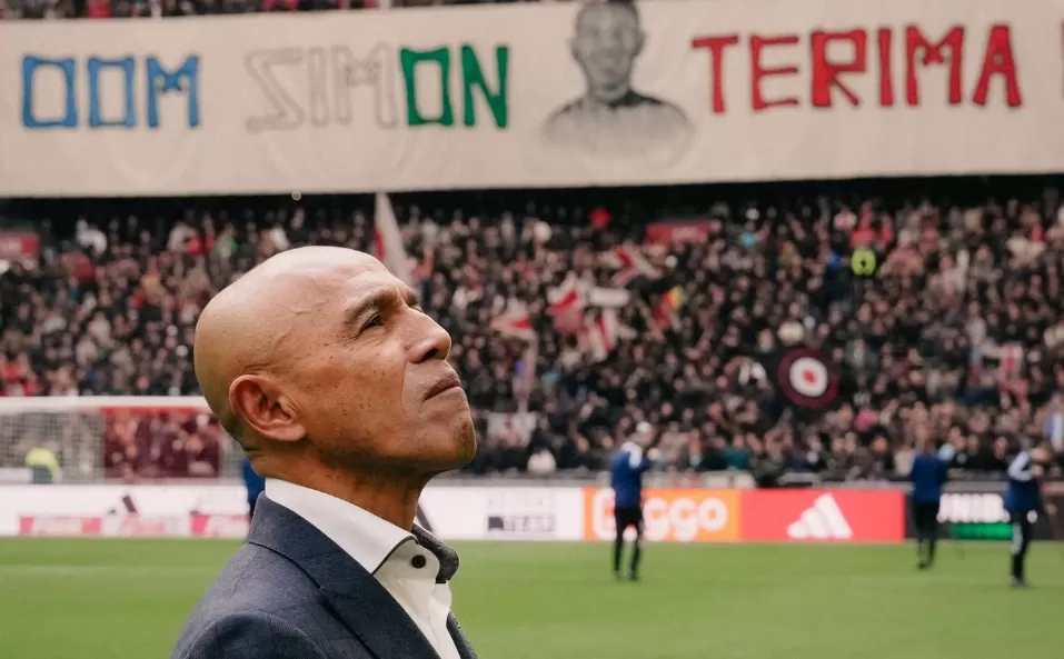 Simon Tahamata dalam momen perpisahan dengan klub Ajax (Instagram/Afcajax)