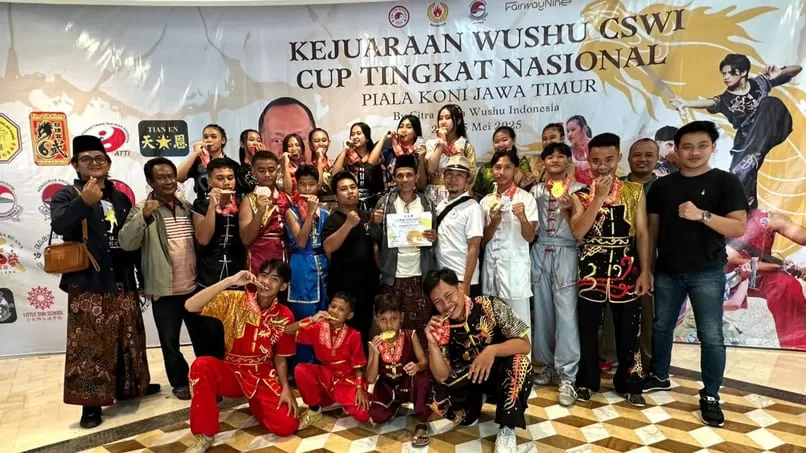 Atlet wushu dan pengurus berfoto bersama seusai mengikuti penutupan Kejurnas Wushu CSWI Piala KONI Jawa Timur 2025, Minggu (25/5) siang. Foto: Ist