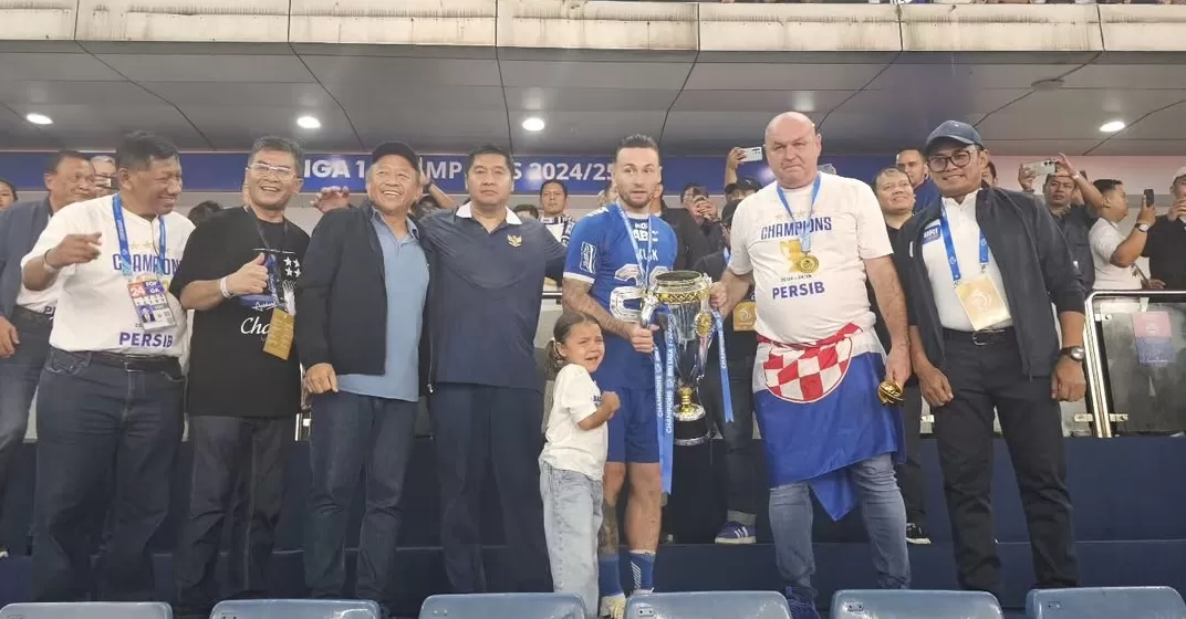 Maruarar Sirait saat ikut merayakan momen Persib Bandung menjuarai Liga 1 2024/2025. (instagram/maruararsirait)