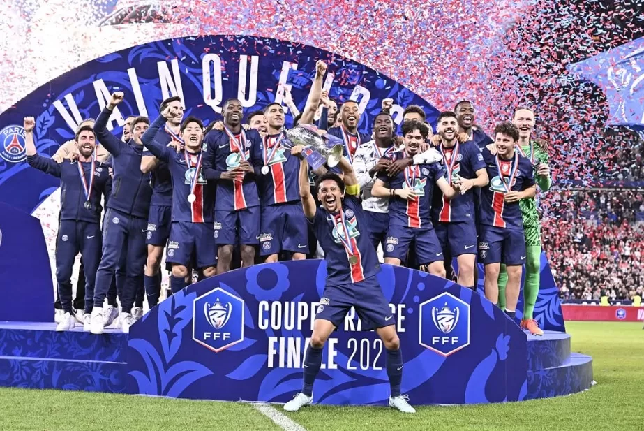 Momen saat PSG mengangkat piala Coupe de France. (Instagram/psg)
