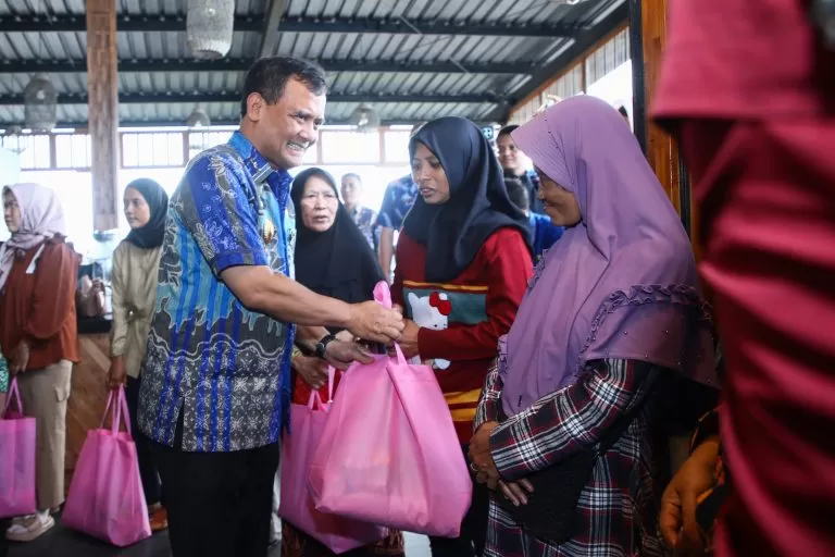 Gubernur Jawaban Tengah Ahmad Luthfi dorong orkestrasi pembangunan Rembang lewat kolaborasi, potensi wisata, dan dukungan investor baru.