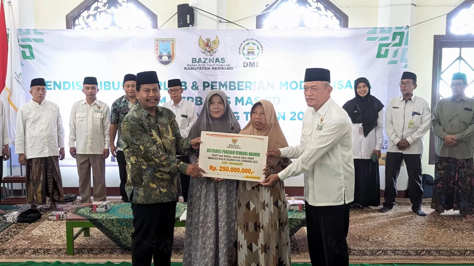 Bupati Rembang H. Harno menyerahkan bantuan rumah layak huni dan modal usaha kepada ratusan mustahik di Lantai 2 Masjid Agung Rembang