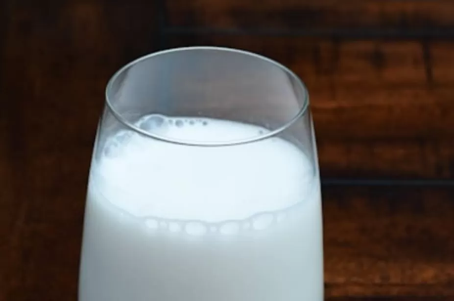 Ilustrasi foto susu yang diminum sehari-hari. (Unsplash/kimleary)