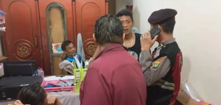 Lansia diamankan polisi atas dugaan pelecehan terhadap anak. (instagram/polsekpesanggrahan)
