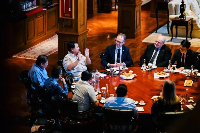 Potret momen Presiden RI, Prabowo Subianto berbincang dengan rombongan profesor Inggris Raya di kediamannya, Hambalang, Bogor. (Dok. Sekretariat Kabinet RI)