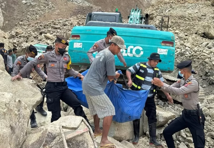 Proses evakuasi korban longsor tambang batu Gunung Kuda Cirebon. (instagram/humaspolrestacirebon)