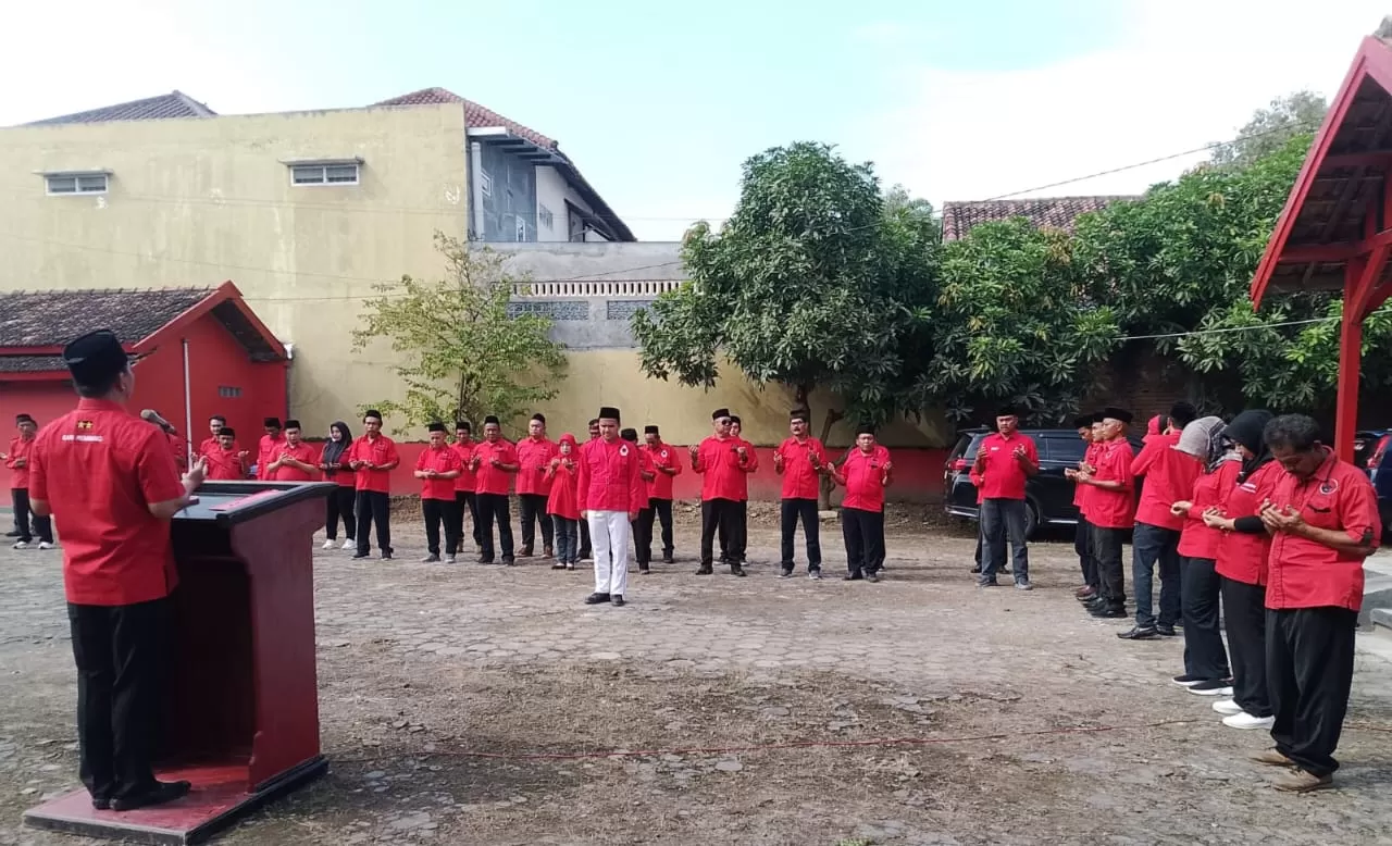 Upacara Hari Lahir Pancasila yang dilaksanakan pada Minggu, 1 Juni 2025, di halaman Kantor DPC PDI Perjuangan Rembang.