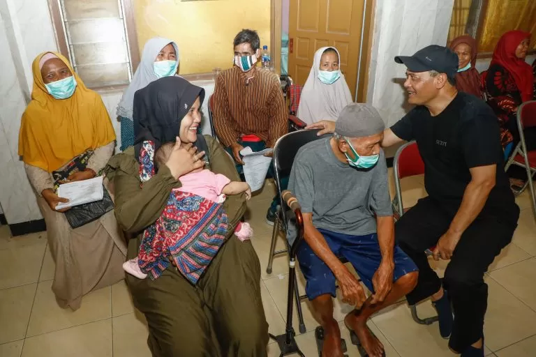 Gubernur Jateng Ahmad Luthfi tinjau layanan Speling dan serahkan bantuan Rp276 miliar di Brebes, dukung kesehatan dan kesejahteraan.
