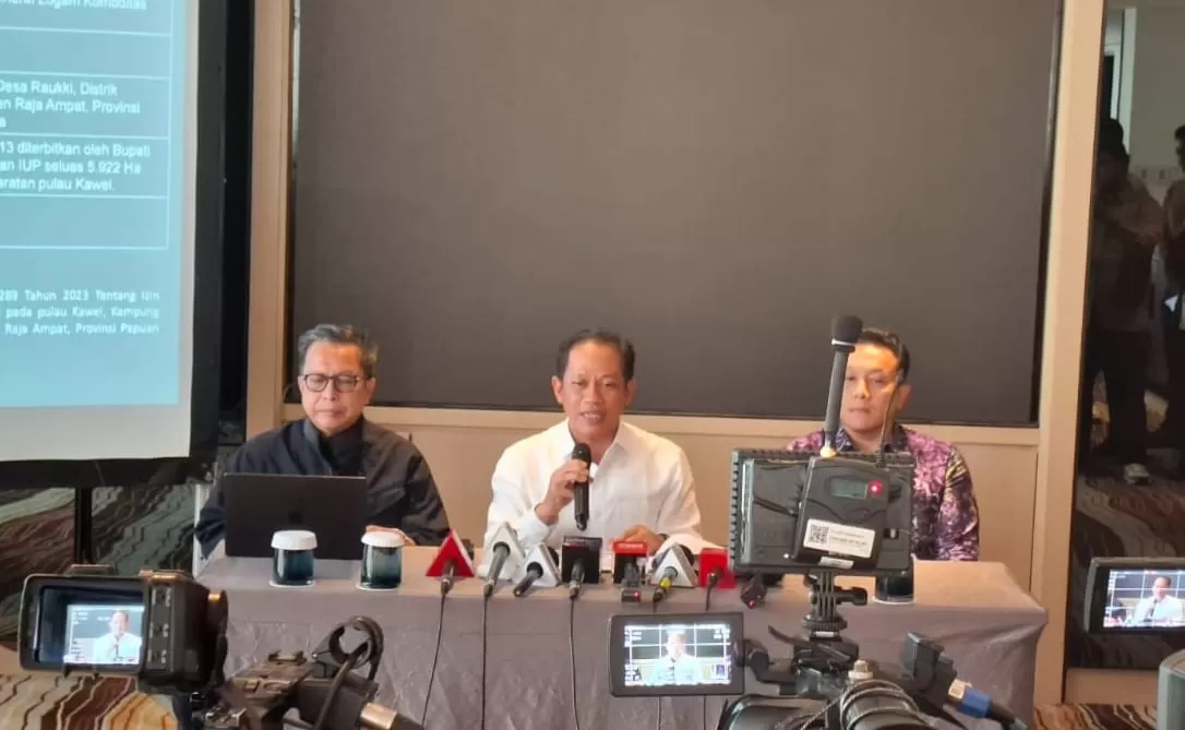 Menteri Lingkungan Hidup, Hanif Faisol Nurofiq melakukan konferensi pers terkait polemik PT GAG Nikel di Pulau Gag. (KLHK)