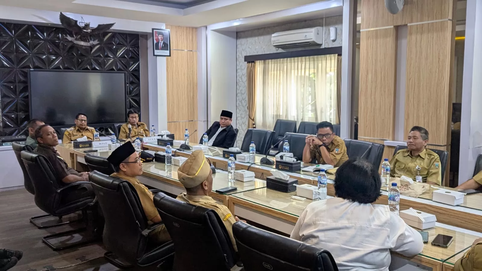 Bupati Rembang larang penggunaan HP saat rapat demi meningkatkan disiplin, fokus, dan produktivitas ASN di lingkungan Pemkab.