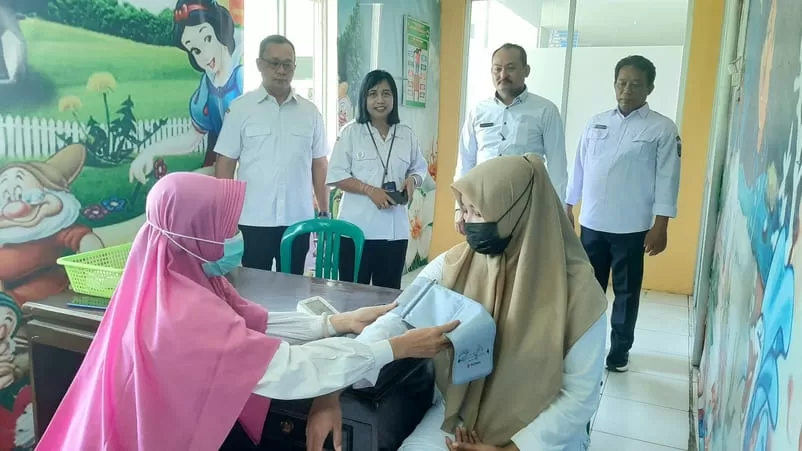 Pemkab Rembang kejar UHC Prioritas 2025. Kepesertaan JKN capai 98,97 persen, tinggal tunggu anggaran premi disahkan.
