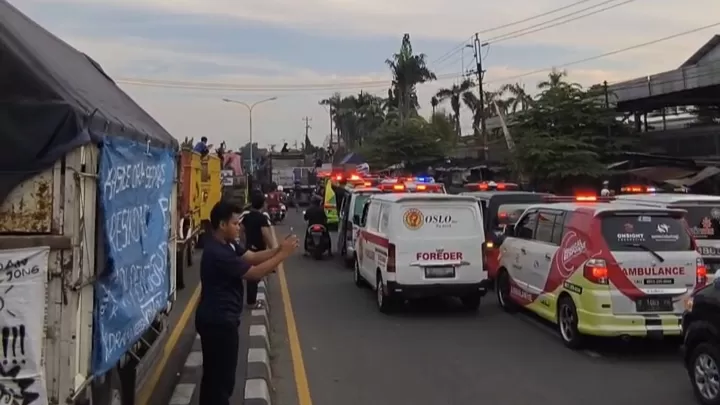Video ambulans diadang saat demo sopir truk tolak zero ODOL di Solo viral dan picu solidaritas sesama sopir.
