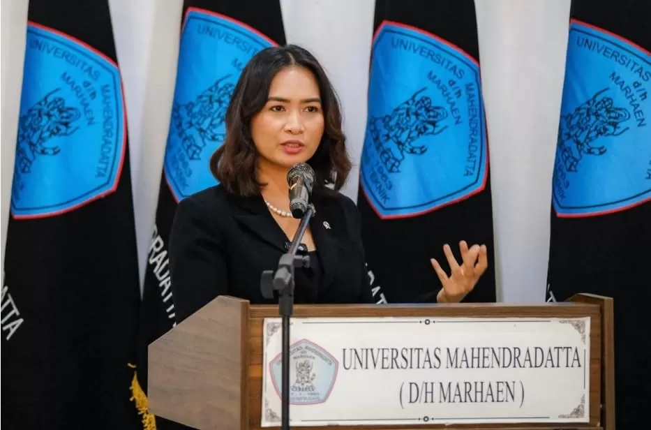 Momen Wamenpar Ni Luh Puspa saat memberikan kuliah umum di Universitas Mahendradatta, Denpasar, Bali pada Sabtu, 21 Juni 2025. (Kementerian Pariwisata)