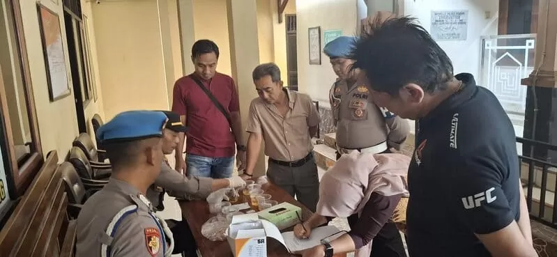 Polres Rembang gelar tes urine dadakan untuk personel Satresnarkoba dan Sat Tahti, sebagai komitmen perang melawan narkoba. Foto: Polres Rembang