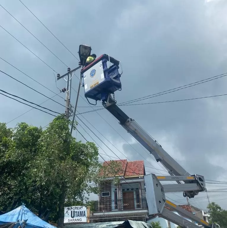 Pemkab Rembang targetkan pemasangan 438 titik LPJU pada 2025 untuk tingkatkan keselamatan dan kenyamanan pengguna jalan. 