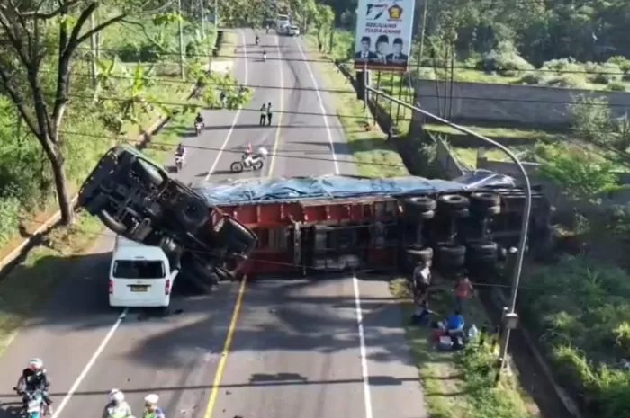 Potret insiden truk yang menimpa minibus di Boyolali pada Kamis, 26 Juni 2025. (X.com/@POLRESBYL)