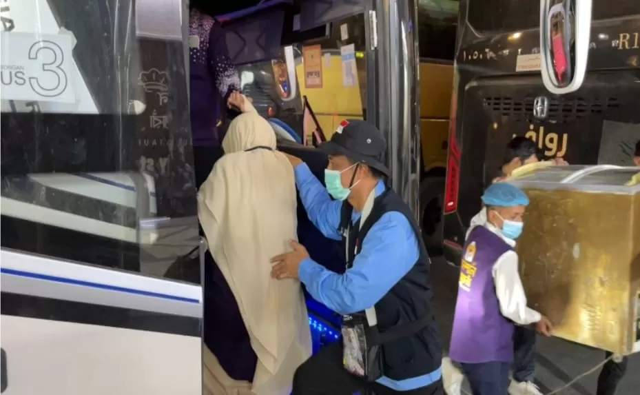Momen jemaah haji yang akan masuk ke dalam bus dibantu oleh petugas. (Kemenag.go.id)
