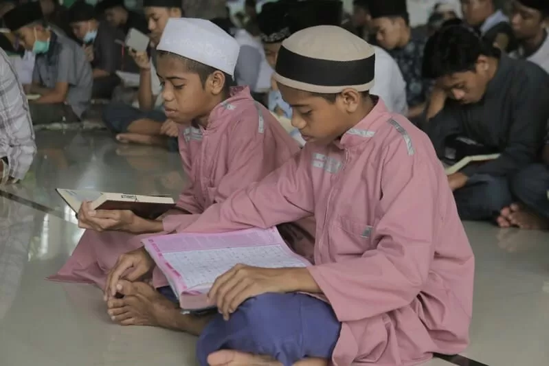 Pemkab Rembang targetkan pencairan insentif guru ngaji TPQ dan madrasah diniyah dimulai Agustus 2025 secara bertahap. Foto: Unsplash/Sam sul 