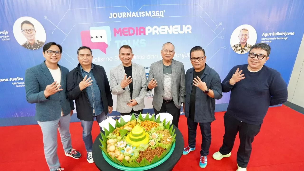 CEO Promedia, Agus Sulistriyono (tengah) bersama jajaran direksi saat merayakan ulang tahun Promedia Teknologi Indonesia yang ke-4 dalam acara Mediapreneur Talks di Hotel Mercure Serpong Alam Sutera, 