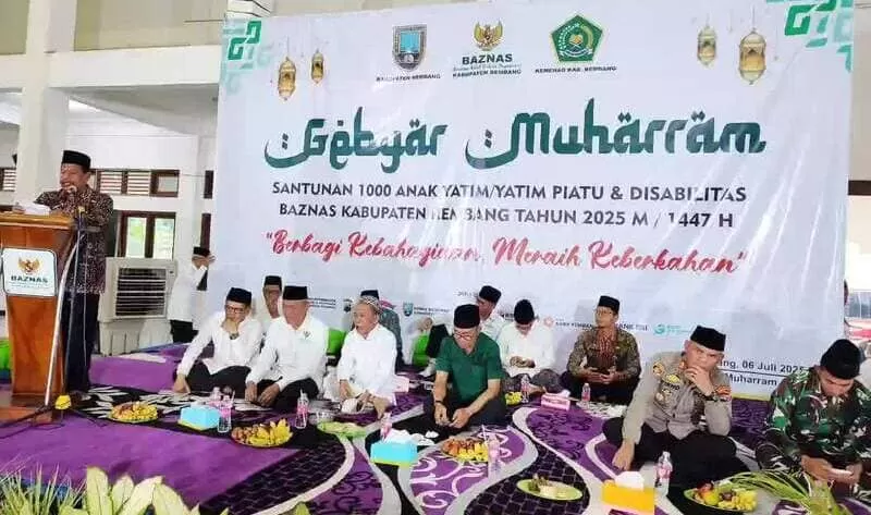Bupati Rembang serahkan bantuan Rp500 ribu untuk 1.000 anak yatim dan disabilitas dalam acara Gebyar Muharram 1447 H di Gedung Haji.