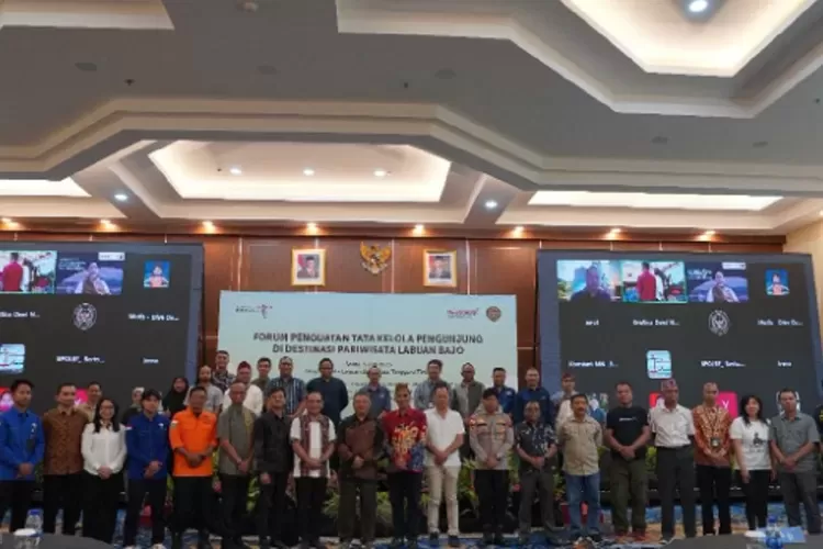 Momen foto bersama Kemenpar RI bersama Badan Pelaksana Otorita Labuan Bajo Flores (BPOLBF) dalam penguatan tata kelola pengunjung di destinasi pariwisata Labuan Bajo.