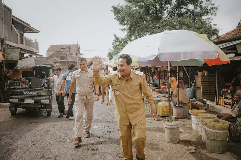 Bupati Rembang, Harno, menegaskan bahwa proyek perbaikan jalan di sisi barat dan selatan pasar ditargetkan selesai pada Juli 2025. 