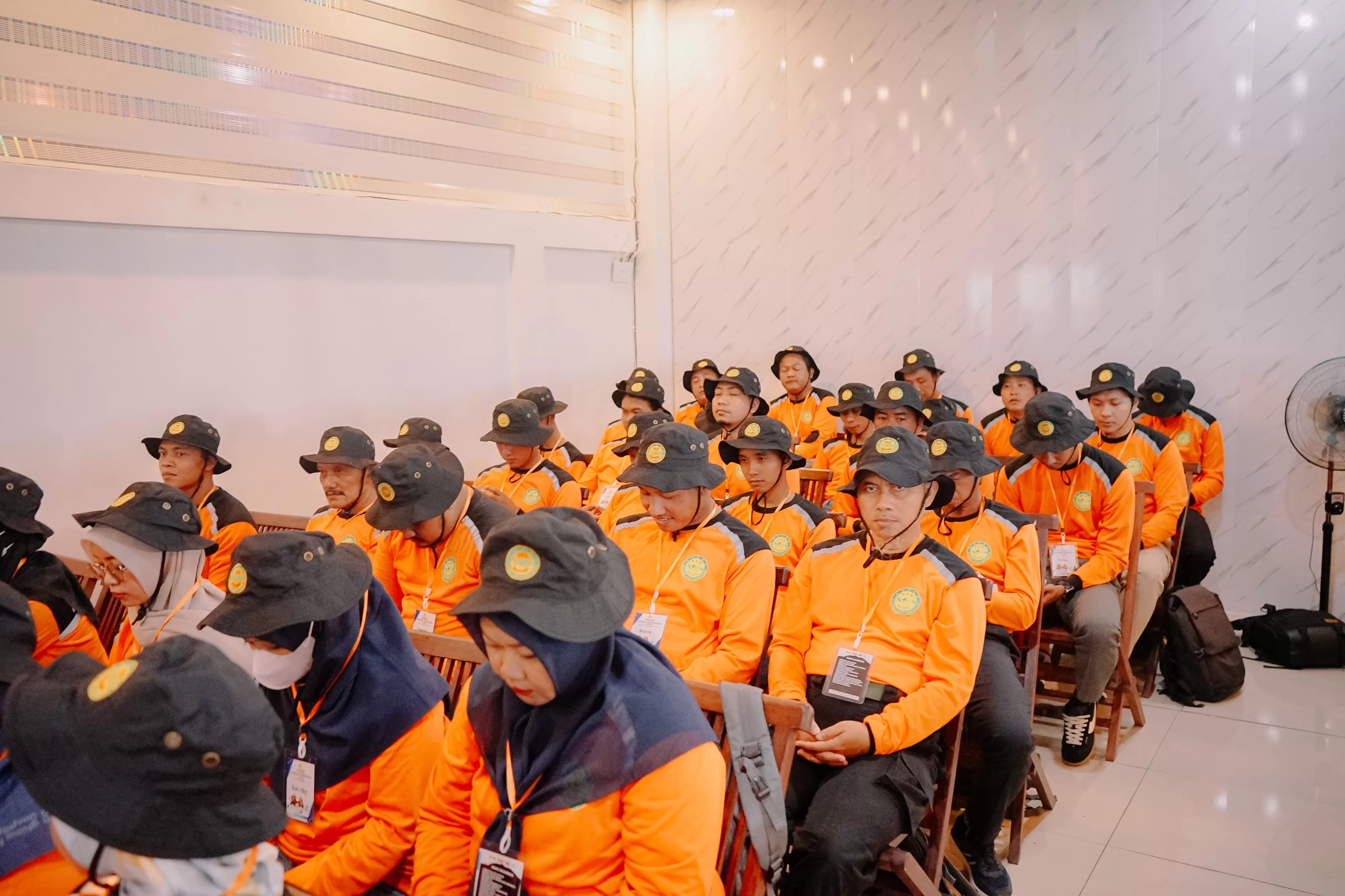 Basarnas latih warga Rembang hadapi bencana rob, longsor, dan banjir. Warga diajari teknik penyelamatan dan evakuasi darurat.