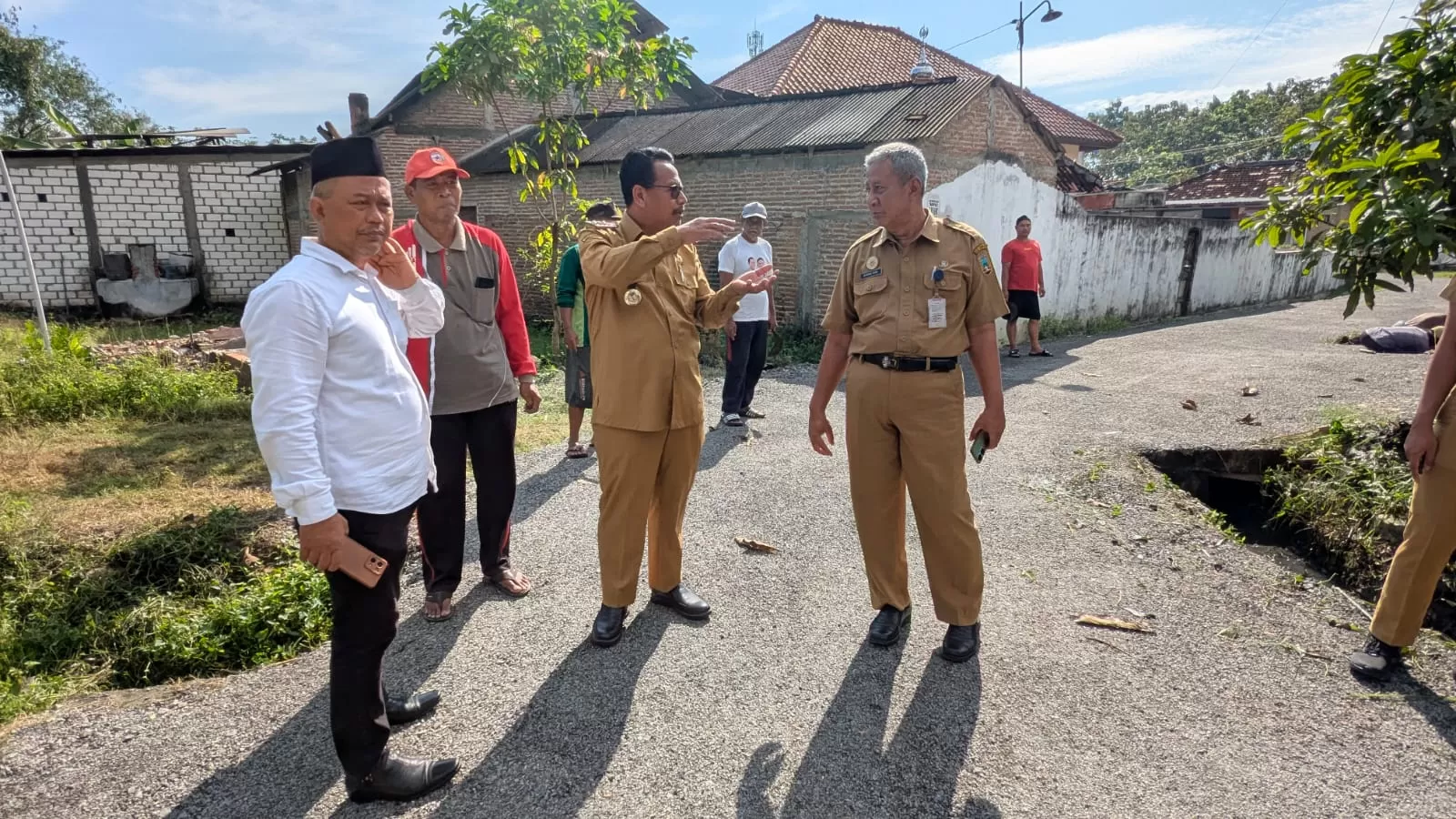 Pemkab Rembang perbaiki jalan Waru&ndash;Magersari yang rusak parah. Akses siswa dan warga kini lebih nyaman dan aman dilalui.