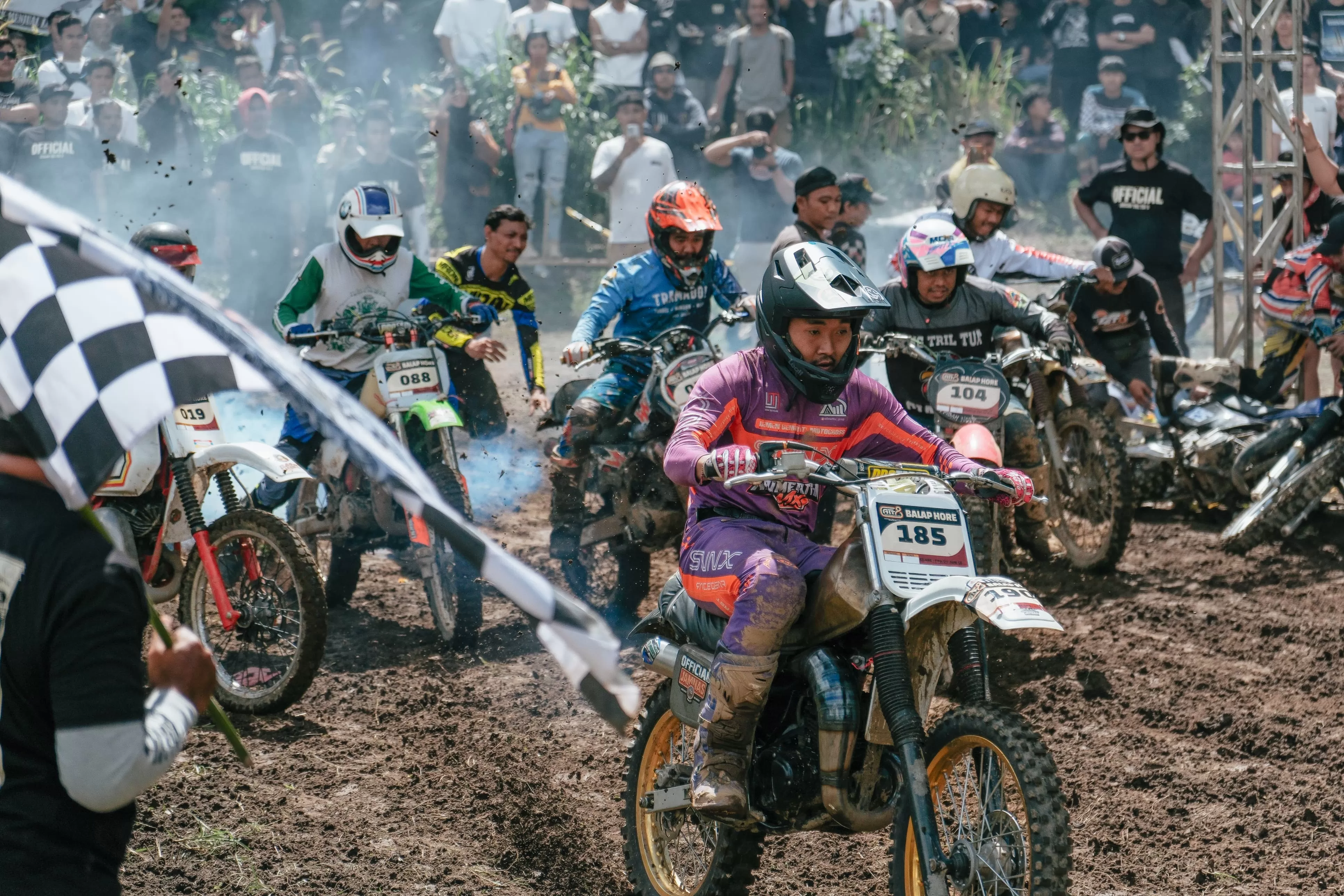 Arisan Tril Tua ke-8 digelar di Tabanan, Bali, diikuti ribuan pecinta motor tril tua dari seluruh Indonesia.