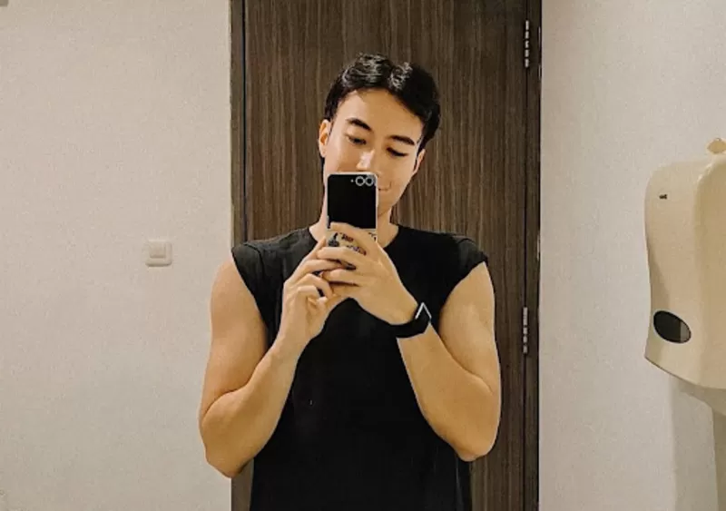 Penyanyi Vidi Aldiano yang mengaku tetap menjaga bentuk tubuhnya meski tengah melawan kanker. (Instagram/vidialdiano) 