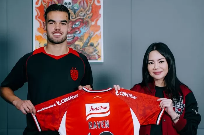 Punggawa Garuda Muda, Jens Raven yang resmi bergabung ke klub Bali United. (Instagram.com/@jensraven9)