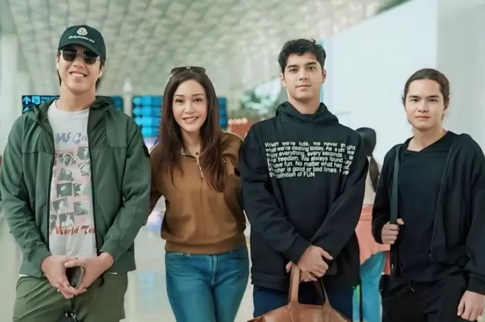 Potret artis Maia Estianty bersama ketiga anaknya, Al Ghazali, El Rumi, dan Dul Jaelani. (Instagram.com/@maiaestiantyreal)