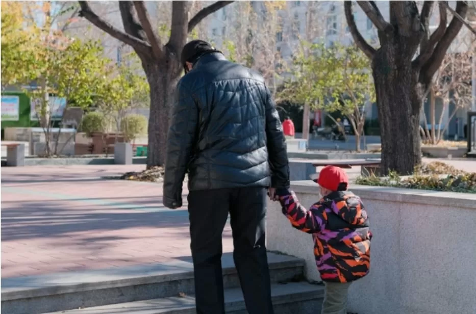 Foto ilustrasi ayah mengantar anak ke sekolah - Kemendukbangga/BKKBN mendorong Gerakan Ayah Mengantar Anak di Hari Pertama Sekolah. (Unsplash/kian zhang)