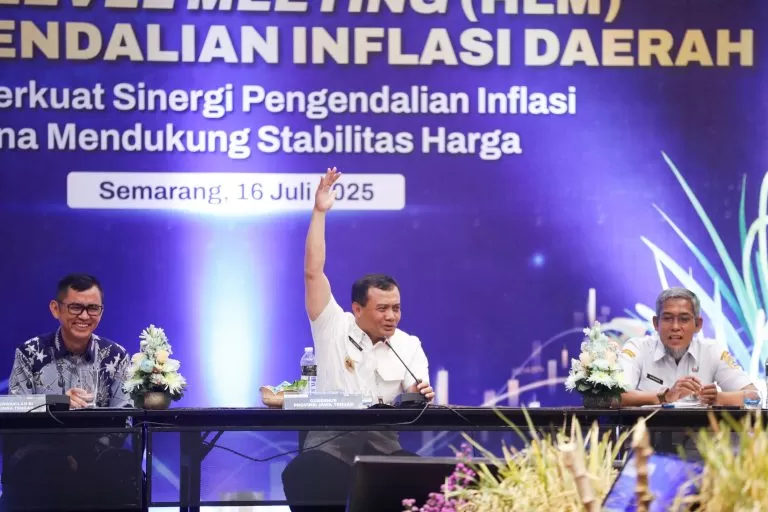 Gubernur Jateng Ahmad Luthfi tanggapi kenaikan harga beras dan cabai dengan strategi TPID dan penguatan BUMD pangan.  