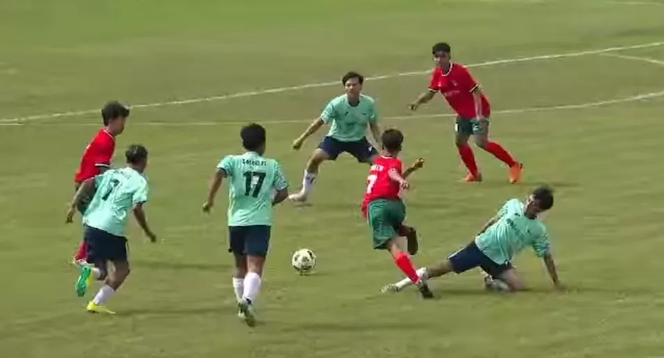Sarang Vs Gunem Buka Laga Bupati Cup Rembang 2025, Gol Cepat Warnai Babak Pertama. Foto: Tangkapan layar Bangkit TV