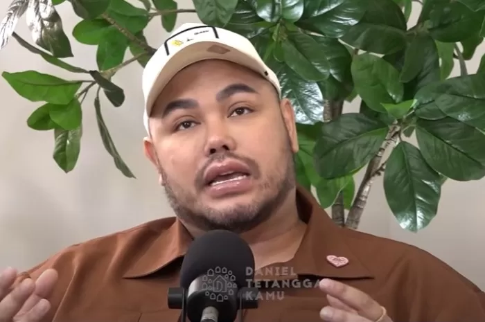 Artis sekaligus desainer kenamaan di Indonesia, Ivan Gunawan. (YouTube.com / Daniel Mananta)