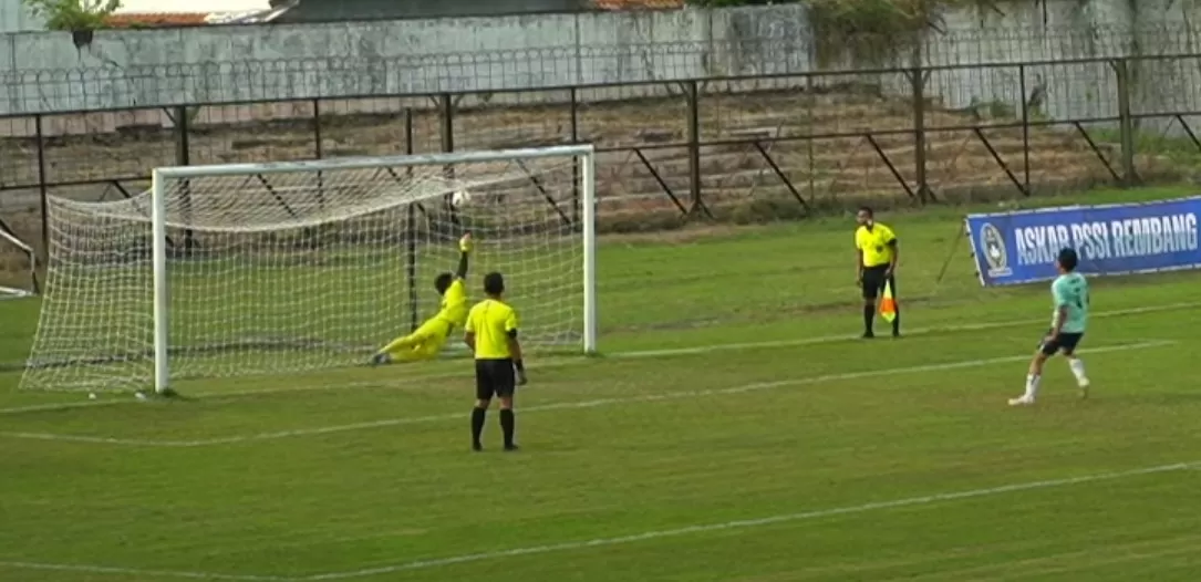 Gunem kalahkan Sarang 5-4 lewat adu penalti di Bupati Cup Rembang 2025 setelah imbang 2-2 dalam waktu normal. Foto: Tangkapan layar Bangkit tv