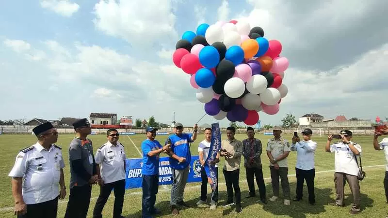 Turnamen Bupati Cup 2025 resmi dibuka Wabup Hanies. Stadion Krida Rembang penuh sesak saat laga perdana Sarang vs Gunem.