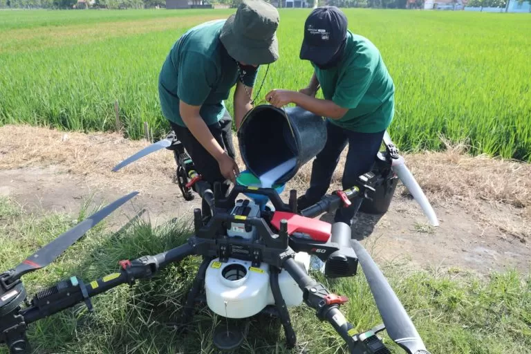 Petani di Jawa Tengah mulai gunakan teknologi pertanian canggih seperti drone dan traktor untuk tingkatkan hasil panen.