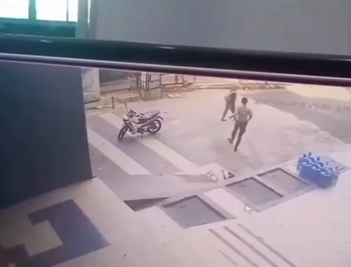 Tangkapan layar rekaman CCTV saat seorang security diduga mendorong pria berkebutuhan khusus di Padang. (Instagram/volunteer.netizen)