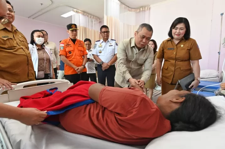 Momen saat Menhub Dudy Purwagandhi mengunjungi salah satu korban kebakaran kapal KM Barcelona. (dephub.go.id)