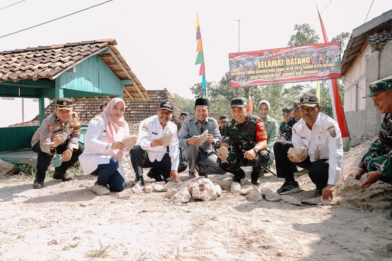 Program TNI Manunggal Membangun Desa (TMMD) Sengkuyung Tahap II Tahun 2025 resmi dimulai di Desa Palemsari, Kecamatan Sumber, Rabu (23/7).