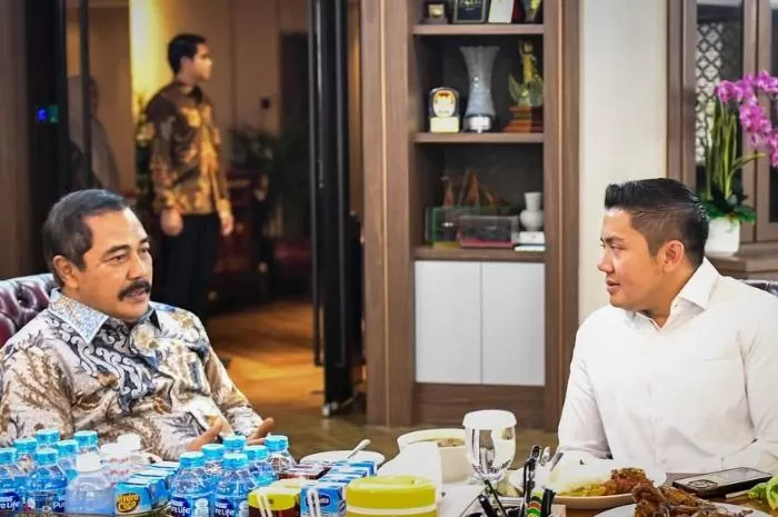 Seskab Teddy Indra Wijaya (kanan) dan Menteri Imigrasi dan Pemasyarakatan, Jenderal Pol. (Purn.) Agus Andrianto (kiri). (Instagram.com/@sekretariat.kabinet)